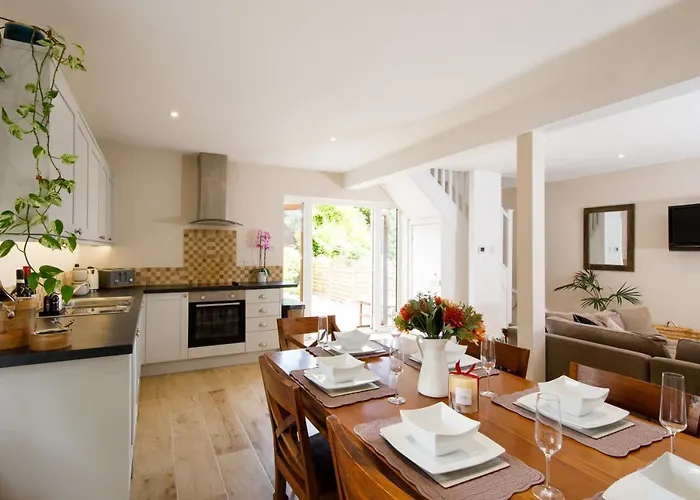\'Orchard Croft Lodge - Chichester\', Book-Direct, New Home 1,367 Sq\' Ft\' , Can Sleep 8 On Request , Split & Link \'Super King\' Size Beds, Free Wi-Fi, Sky Tv & Sky Sports, 9 - Minutes From West Wittering Beach, Very Quiet Location, Dog Friendly