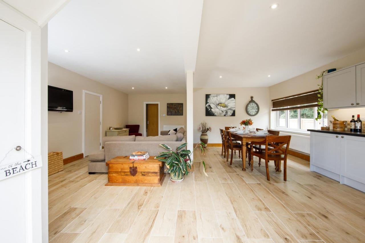 Orchard Croft Lodge: Spacious Family Retreat Near Wittering Chichester